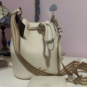 New with tags cream, super cute purse